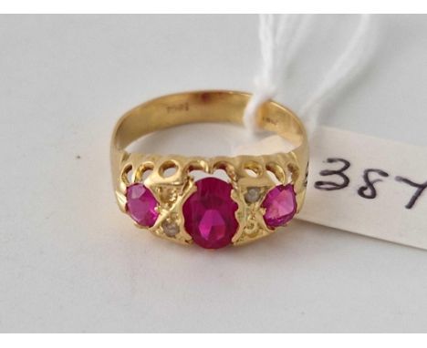 A red three stone ring, 18ct, size N, 3.1 g