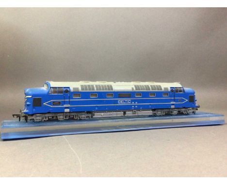 MODEL RAILWAY, GROUP OF N-GAUGE COACHES AND ACCESSORIES including Kueha-Modell, Fleischmann and Arnold, the accessories inclu