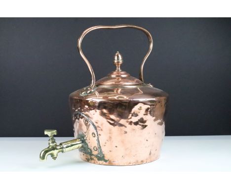 19th Century Victorian samovar kettle having an acorn finial handle and brass tap to front. Measures 34cm tall. 
