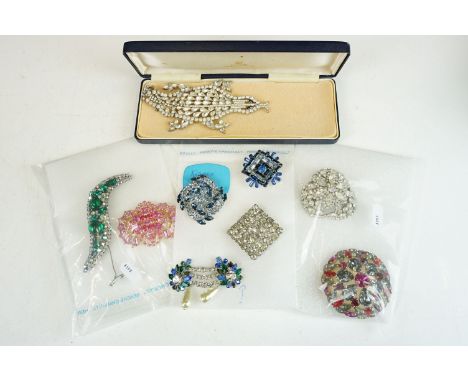 A collection of vintage early to mid 20th century costume jewellery brooches. 