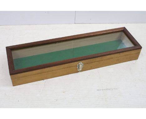 Glazed vintage wooden display box with felted interior and latched front closure, H 10cm x W 78cm x D 22cm 