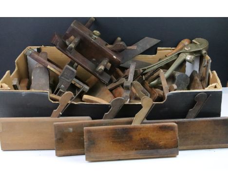 Large collection of early 20th century and later carpenters woodworking tools to include planes, chizels, files, saw and saw 