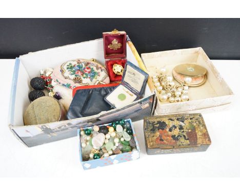 Assortment of vintage accessory items to include clip purses, Primrose league gilt metal brooch, enamelled button, selection 