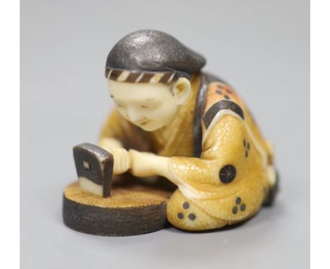 An early 20th century Japanese ivory netsuke of a craftsman, height 3cm