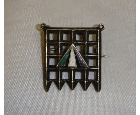 Extremely rare Suffragette silver Holloway Prison brooch, silver Portcullis set with the enamelled convicts arrow in Suffrage