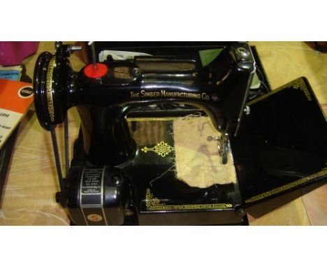 Early 20th century Singer sewing machine Cat CAK 611 model in 221 K 1 in hardboard box