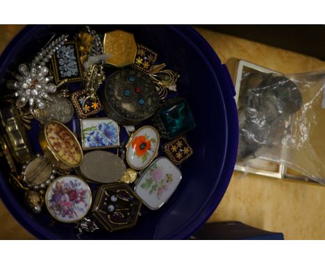 Collection of trinket boxes & others 