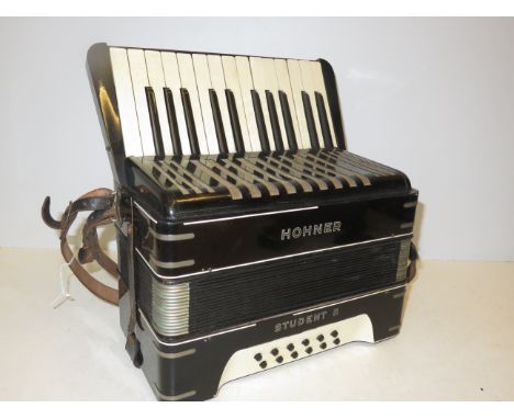 Hohner student II accordion