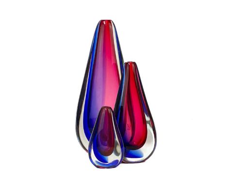 Marco Polo International Gallery, Murano. A suite of three teardrop shape vases, circa 2000, coloured in deep red and purple/