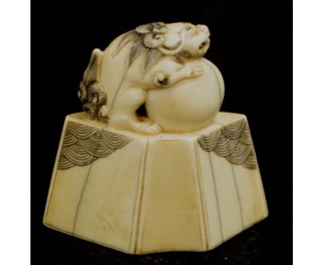 Japanese carved ivory temple dog netsuke (height 5cm approx). NOTE: Export of this item is not permitted.