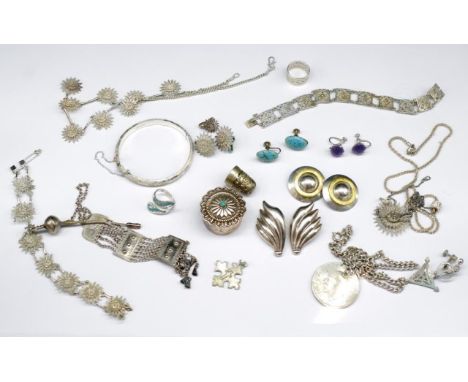 Silver and white metal jewellery and other items includes a marked 925 necklace two Mexican silver ear clips one A/f, a colle