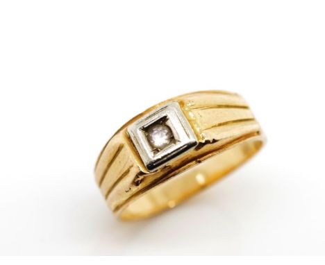 18ct yellow gold and white gemstone ring marked 750. Approx 3.7 grams, ring size K