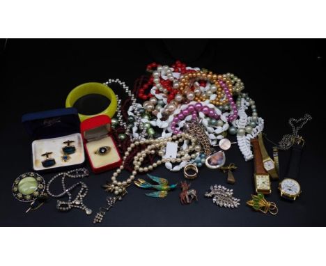 Costume jewellery group includes an enamel bird brooch, silver and onyx gents signet ring, enamel deer &amp; doe brooch, watc
