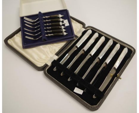 Cased set six Mother of Pearl handle tea knives with Mother of Pearl handles, to silver plated blades, in fitted case; togeth