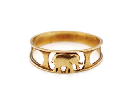 9ct yellow gold elephant ring marked 375 bee. Approx weight 2 grams, ring size U
