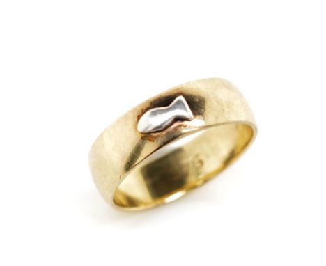 A child's 9ct yellow gold ring with an applied white gold fish. Marked 375. Attributed to Victoria Buckley. Approx weight 2.2