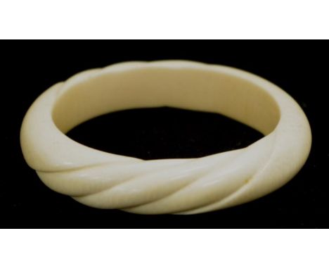 Vintage carved ivory bangle (external diameter 8.5cm approx). NOTE: Export of this item is not permitted.