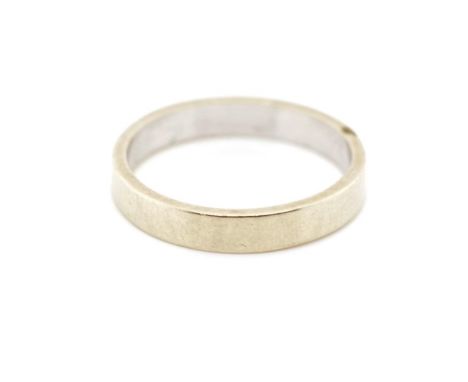 9ct white gold wedding band marked 375. Approx weight 2.3 grams, ring size M