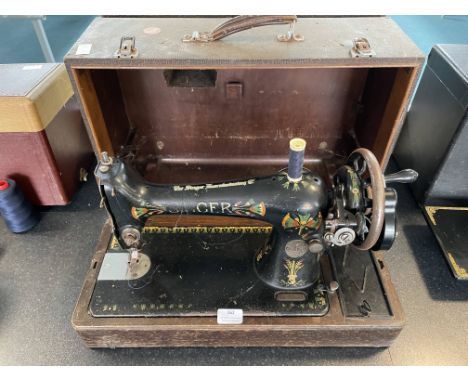 Singer Manual Sewing Machine with Case 