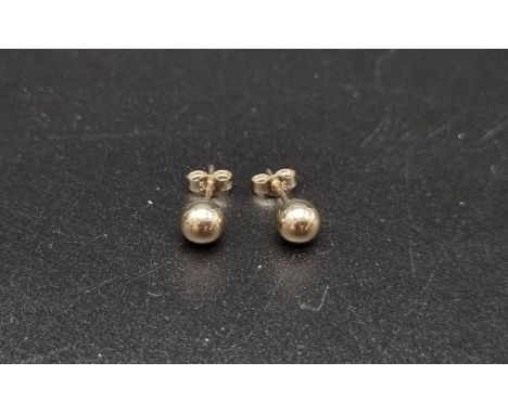A 9 K yellow gold pair of ball stud earrings. Weight: 0.5 g. 