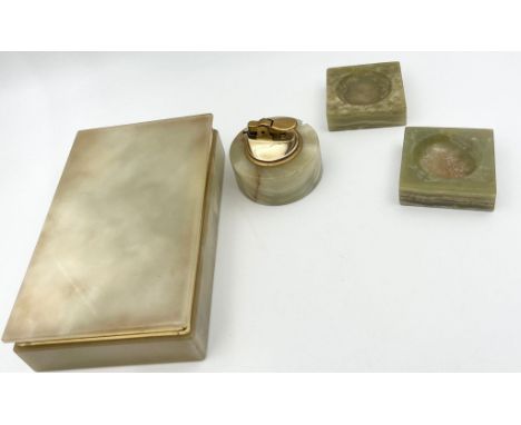 AN ONYX CIGARETTE BOX, LIGHTER AND TWO ASHTRAYS. BOX IS 19 X 12CM 