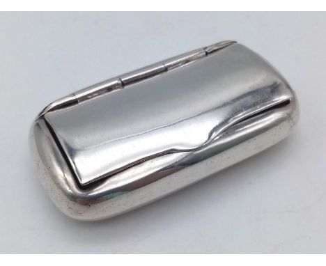 A Vintage Solid Silver Snuff Box. London hallmark.6.5 x 3.5cm. 38g 