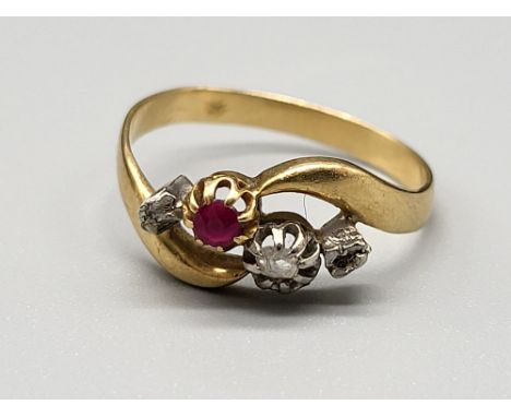 An 18 K yellow gold ring with a ruby and a diamond.  Ring size: O, weight: 2.8 g. 