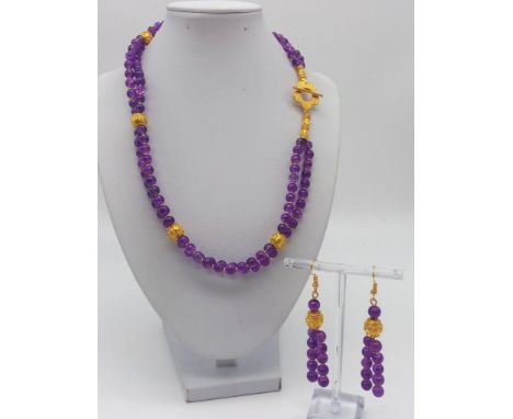A double row of round amethysts necklace and earrings set with 18 K yellow gold plated highlights. Necklace length: 52 cm, ea