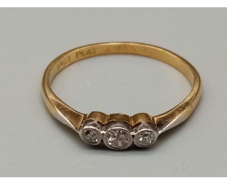 An 18 K yellow gold ring with a trilogy of diamonds. Ring size: P,  weight: 2.5 g. 