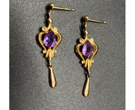 A 9 K yellow gold pair of earrings with amethysts. Total weight: 1.6 g. 