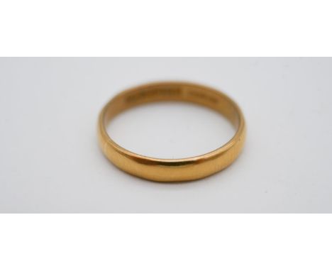 A size K D-shape 22 carat yellow gold wedding band, hallmarked: S&amp;D, Birmingham, 22. Weight 3g 
