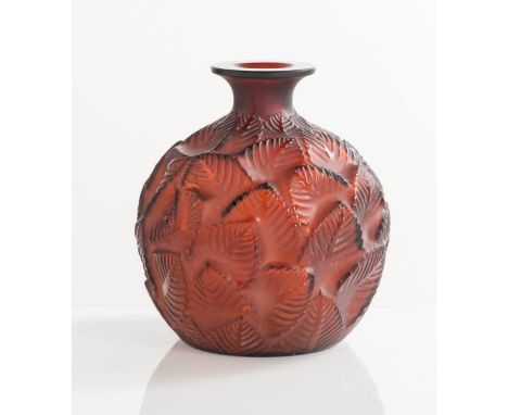 Forma bombata con stretta imboccatura, superficie in rilievo decorata a foglie, alla base reca firma R. Lalique, France - 198