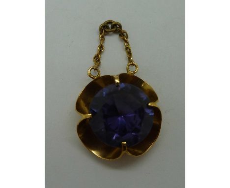 A yellow metal and amethyst pendant, weight 5.5g