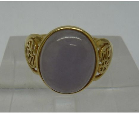 A 14ct gold and pink jade ring, weight 3.9g, size N