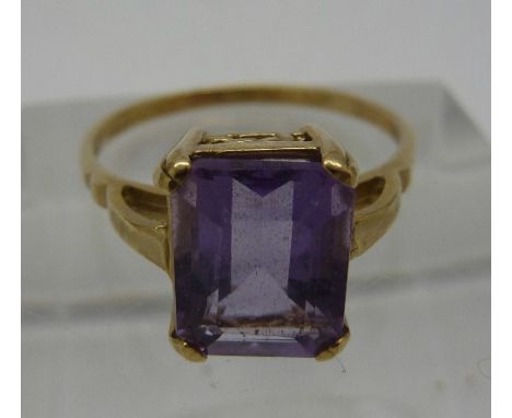 A 9ct gold and amethyst ring, weight 2.3g, size O