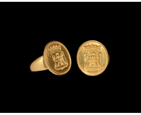 18th-19th century AD. A gold signet ring with segmented panels to the chamfered underside of the bezel, raised rim with centr