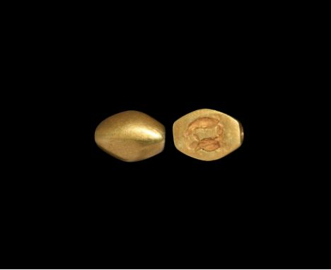 6th-4th century BC. A gold scaraboid bead or swivel ring bezel with smooth upper surface, the underside with two opposing fis