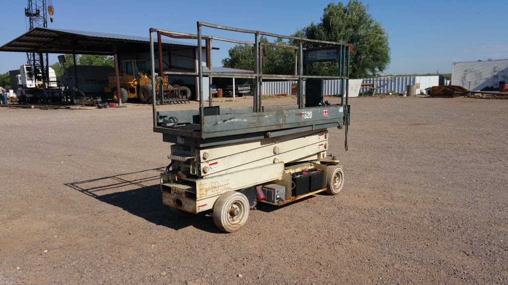 Terex TS20 Scissor Lift, Platform Height 20 ft, Lift Capacity 800 lbs