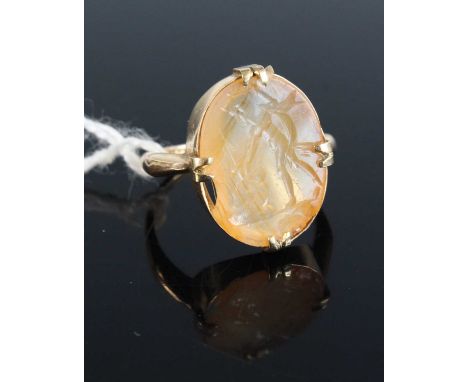 An 18ct gold and agate signet ring (agate chipped), gross weight 4.9g, size L/M