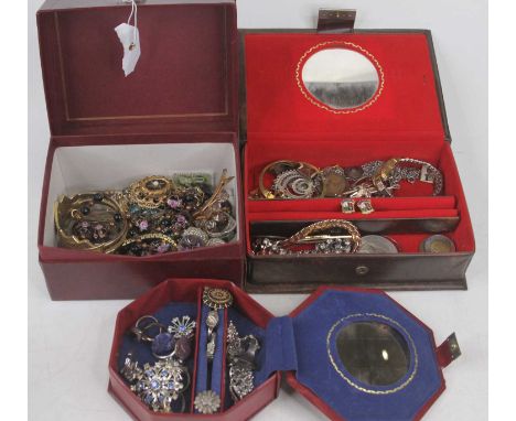 A collection of costume jewellery, to include a gilt metal polished jet(?) and seed pearl set brooch, white metal and amethys