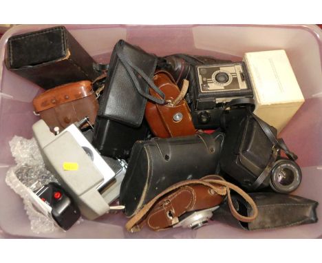 A collection of vintage cameras to include a Paxanar Achromat, and a Halina Anastigmet