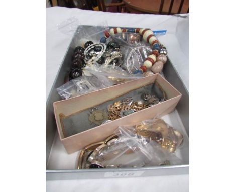 A tray of costume jewellery.