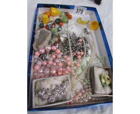 A tray of costume jewellery.