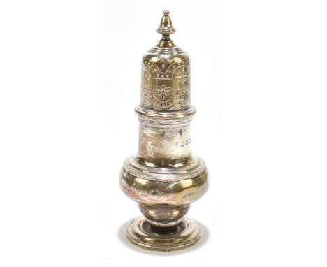 An Edwardian hallmarked silver pepperette, London 1908, height 15cm, approx. 4.4ozt/137g.Additional InformationGeneral tarnis