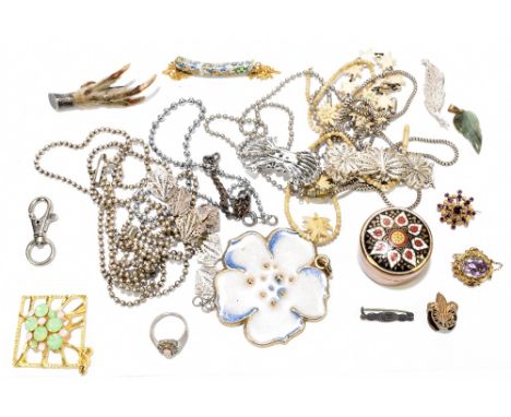 A small selection of costume jewellery, to include a Victorian yellow metal and amethyst coloured brooch, and a yellow metal 