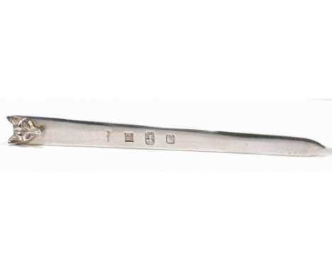 S J ROSE &amp; SONS; an Elizabeth II letter opener with fox head surmounts, Birmingham 1975, length 16cm, approx 26.2g.Additi
