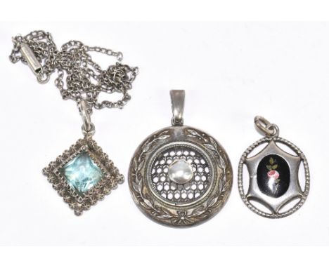 CHARLES HORNER; a George V hallmarked silver lozenge shaped pendant on fine link chain, length of pendant including bail 2.7c