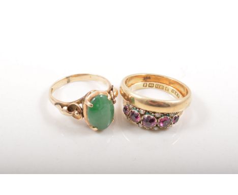 Yellow metal dress ring, set with a jade cabochon, an amethyst and seed pearl dress ring and a 9ct wedding band, (3).