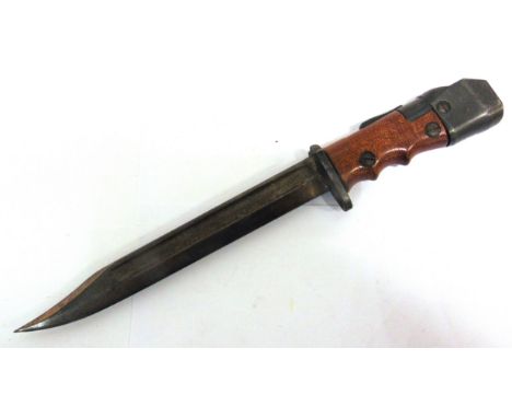 A BRITISH NO.7 MK 1/L BAYONET FIGHTING KNIFE  with a 20cm blade and swivel pommel, overall 31.25cm long. Condition Report : B