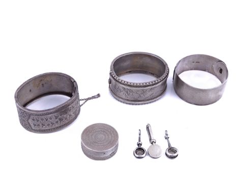 THREE SILVER BIB HOOKS AND FOUR FURTHER ITEMS (7)Comprising; the three bib hooks, Birmingham 1897, 1907 and 1909, a Victorian